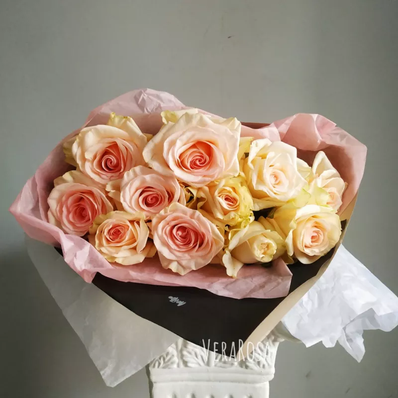 Монобукет из 15 нежно-розовых роз 