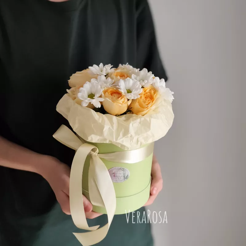 Цветочная коробка из пионовидных роз и хризантем 