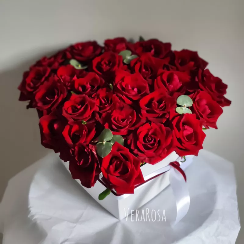 Белоснежное сердце с бордовыми розами Любовь  2
