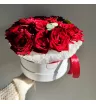 Розы в шляпной коробке Алые лепестки  1
