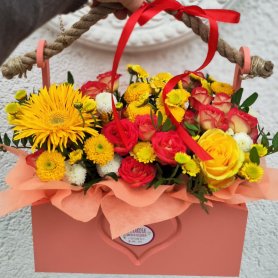 Композиция в ящике «С розами и альстромериями» от интернет-магазина «VeraRosa» в Подольске